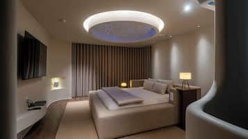 Design Single Room, 1 King Bed, City View | In-room safe, desk, laptop workspace, iron/ironing board