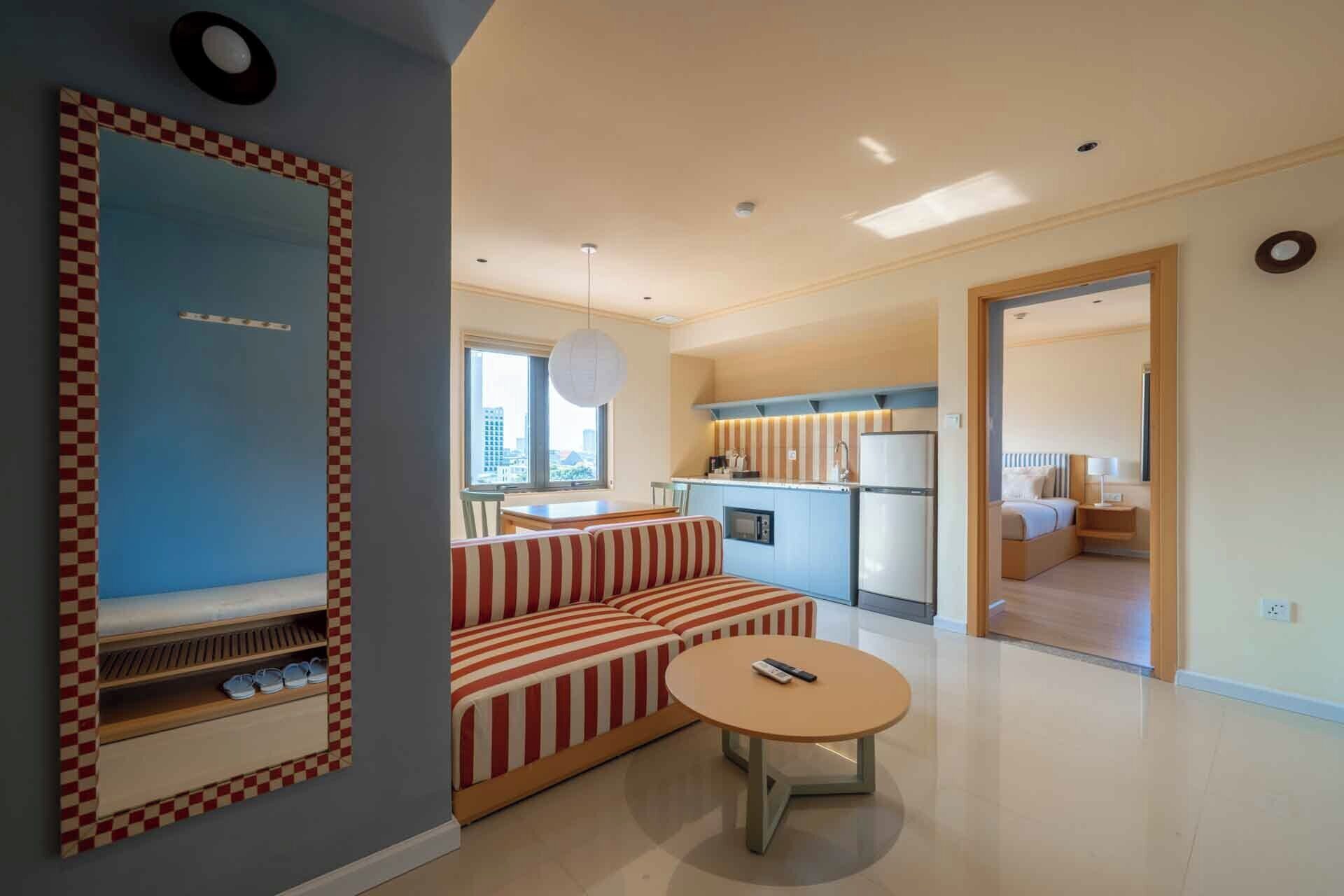 Kamar Premium, 1 Tempat Tidur King, dapur, pemandangan kota | Brankas, meja kerja, ruang kerja ramah laptop, dan setrika/meja setrika