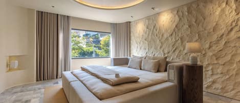 Design Single Room, 1 King Bed, City View | In-room safe, desk, laptop workspace, iron/ironing board