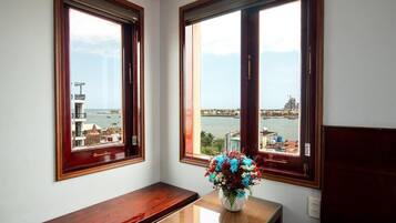 Basic Studio, Balcony, City View | Interior