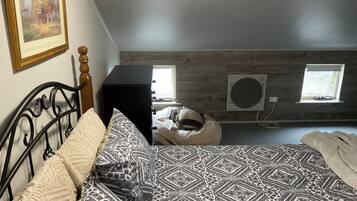 1 bedroom, desk, WiFi, bed sheets