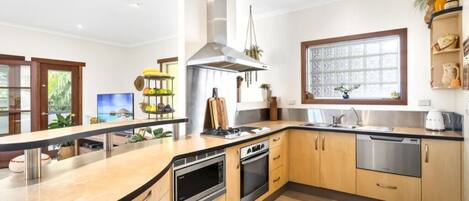 House, 4 Bedrooms | Private kitchen