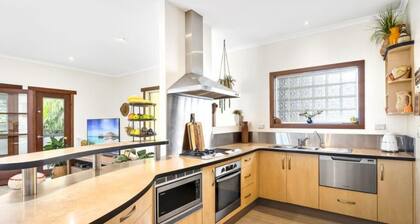 Burleigh Coastal Escape 4BR Home