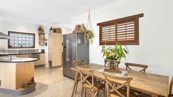 House, 4 Bedrooms | Dining