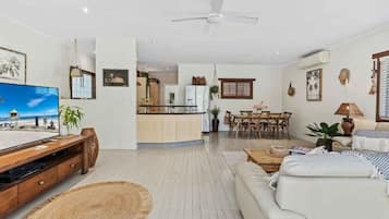 Maison, 4 chambres | Coin séjour