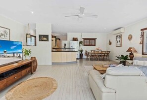 House, 4 Bedrooms | Living area