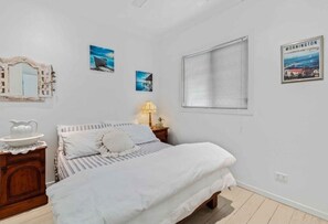 House, 4 Bedrooms - Burleigh Coastal Escape 4BR Home (Burleigh Heads)