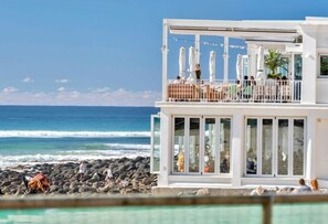 Beach - Burleigh Coastal Escape 4BR Home (Burleigh Heads)