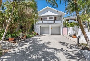 Exterior - Burleigh Coastal Escape 4BR Home (Burleigh Heads)