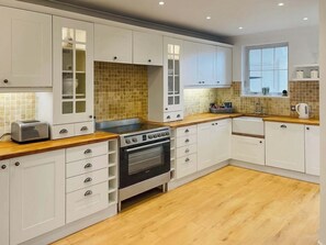 Dishwasher, high chair - Stunning high end modern town house not far out from central London. (Swanley)