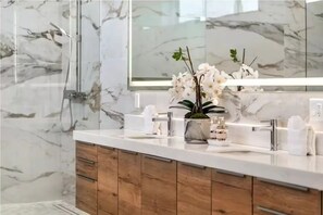 Shower, hair dryer, towels - 2 Luxury Villas • Pickleball Court, Pool, Putting Green | Bravo by AvantStay (Indio)