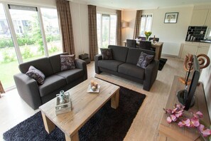 Living area - Spacious chalet with pool for 4 (West-Graftdijk)
