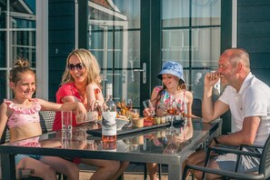 Outdoor dining - Spacious chalet with pool for 4 (West-Graftdijk)