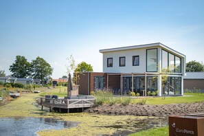 Exterior - Cozy Dutch Chalet with Terrace (West-Graftdijk)