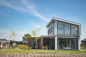 Exterior - Cozy Dutch Chalet with Terrace (West-Graftdijk)