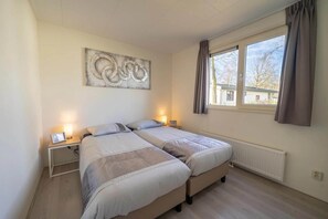 4 bedrooms, free WiFi - Cozy Dutch Chalet with Terrace (West-Graftdijk)