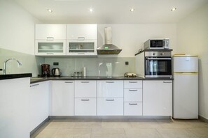 Wasserkocher mit Kaffee-/Teezubehör, Kühlschrank, Mikrowelle, Ofen