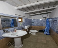 Single Room | Bathroom | Shower, free toiletries, towels, soap