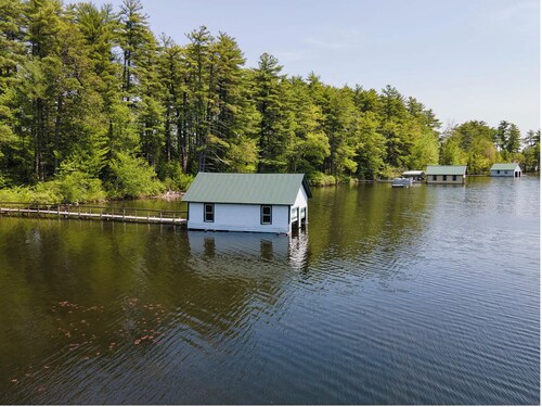 The Cottage at Whispering Pines - Short Stroll to the Village!!!