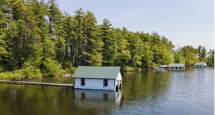 The Cottage at Whispering Pines - Short Stroll to the Village!!!