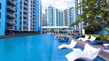 Deluxe Apartment, Bay View | Rooftop pool | 3 outdoor pools, open 8:00 AM to 8:00 PM, pool umbrellas, pool loungers