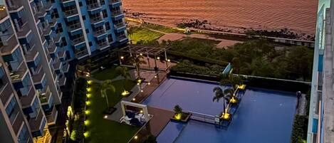 Departamento Deluxe, vista a la bahía | Alberca