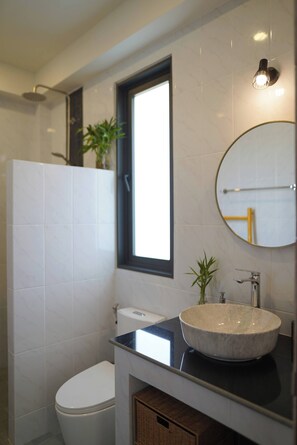 Shower, hair dryer, towels - O3 Green 2b Garden Pool Villa and Unique Furniture (Tambon Ko Pha-ngan)
