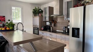 Fridge, microwave, oven, stovetop - Charming Villa Rental in Villeneuve-Loubet, France (Villeneuve-Loubet)