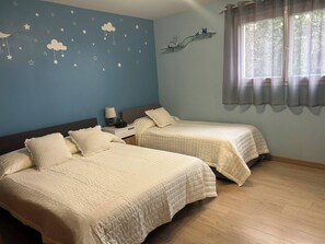 2 bedrooms, iron/ironing board, Internet, bed sheets - Charming Villa Rental in Villeneuve-Loubet, France (Villeneuve-Loubet)