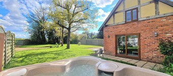 Private Country Retreat With Hot Tub