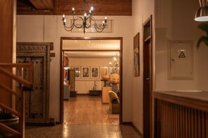 المنشأة من الداخل