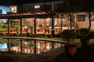 Una piscina al aire libre