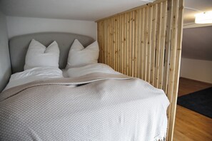 2 Schlafzimmer, Schreibtisch, Bügeleisen/Bügelbrett, Reisekinderbett