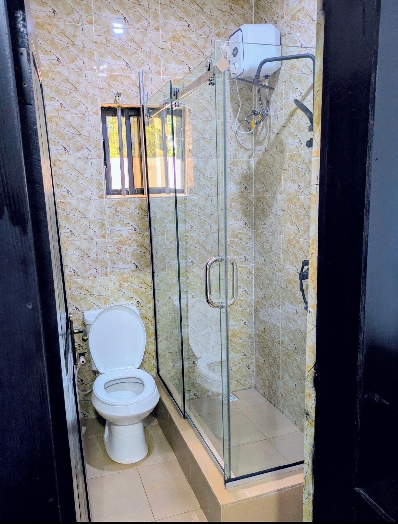 Douche, serviettes fournies, savon, papier toilette