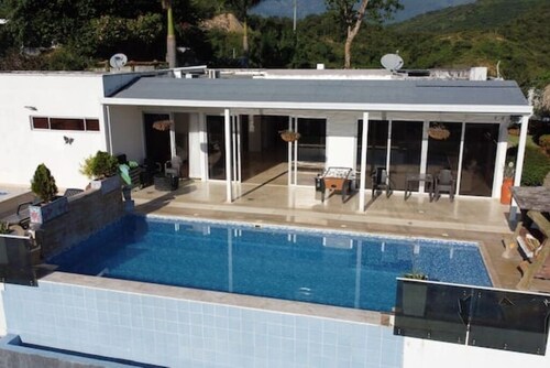 Private Farm - Hot Pool, Jacuzzi & Games