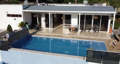 Private Farm - Hot Pool, Jacuzzi & Games