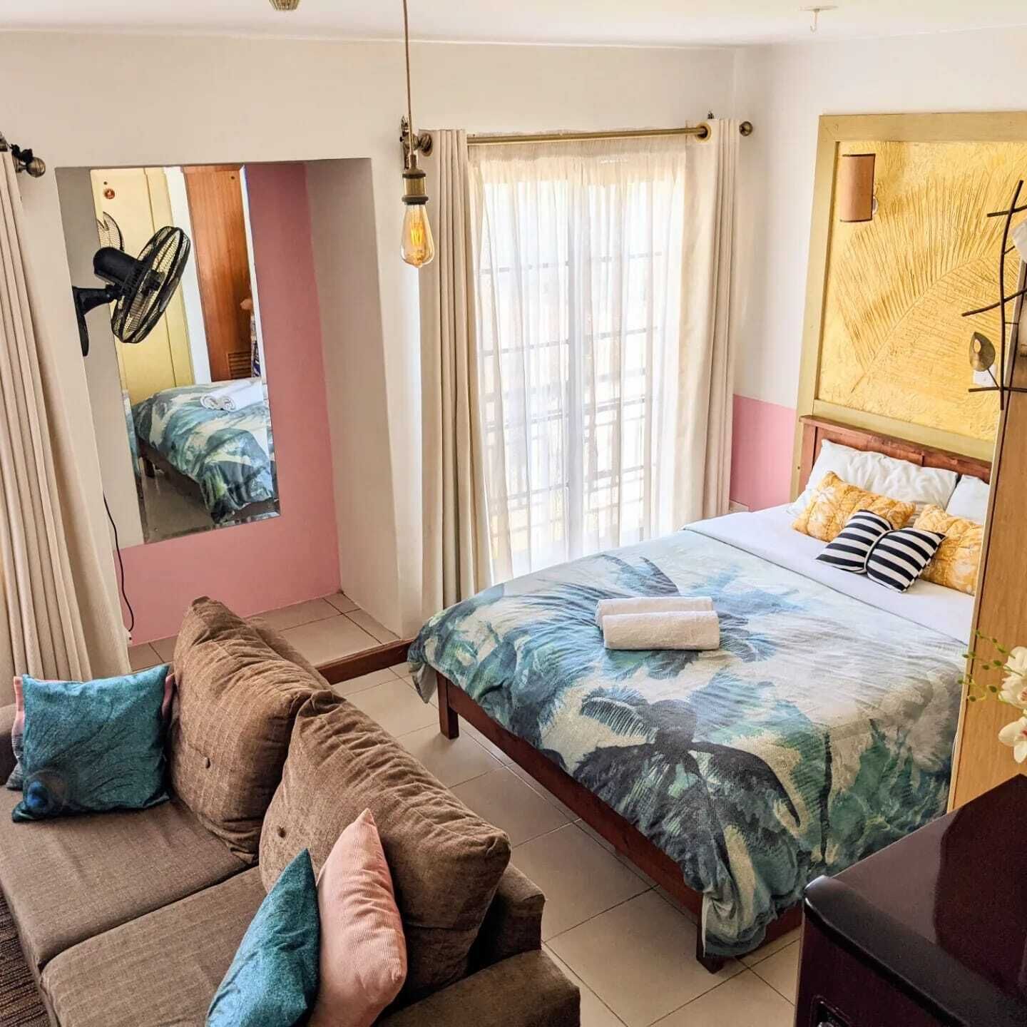 1 quarto, escrivaninha, ferros/tábuas de passar roupa, Wi-Fi de cortesia