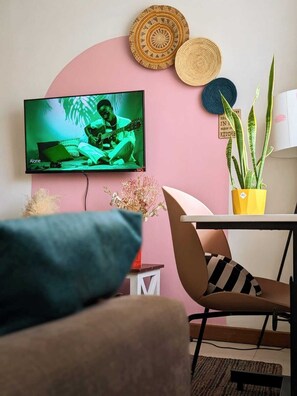 Smart TV, books - The Little Sanctuary, A Beautiful and Cozy Apartment in Nairobi Kenya. (Nairobi)