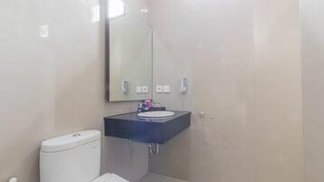 Basic Suite, Balcony | Bathroom