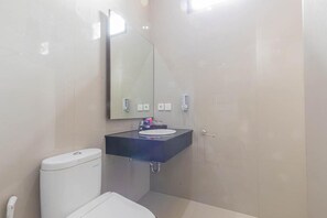 Basic Suite, Balcony | Bathroom - DWM Mandhasativa Homestay By Reccoma (Sawan)