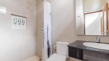 Basic Suite, Balcony | Bathroom