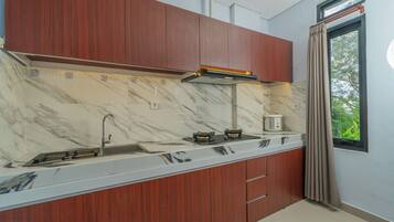 Kamar Keluarga, pemandangan kolam renang | Dapur pribadi