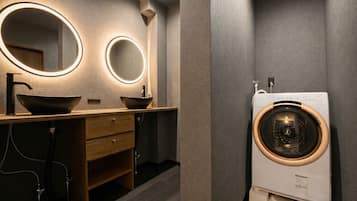 Luxury Villa | Bathroom | Combined shower/tub, slippers, bidet, towels