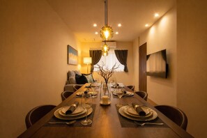 Luxury-Villa | Essbereich im Zimmer