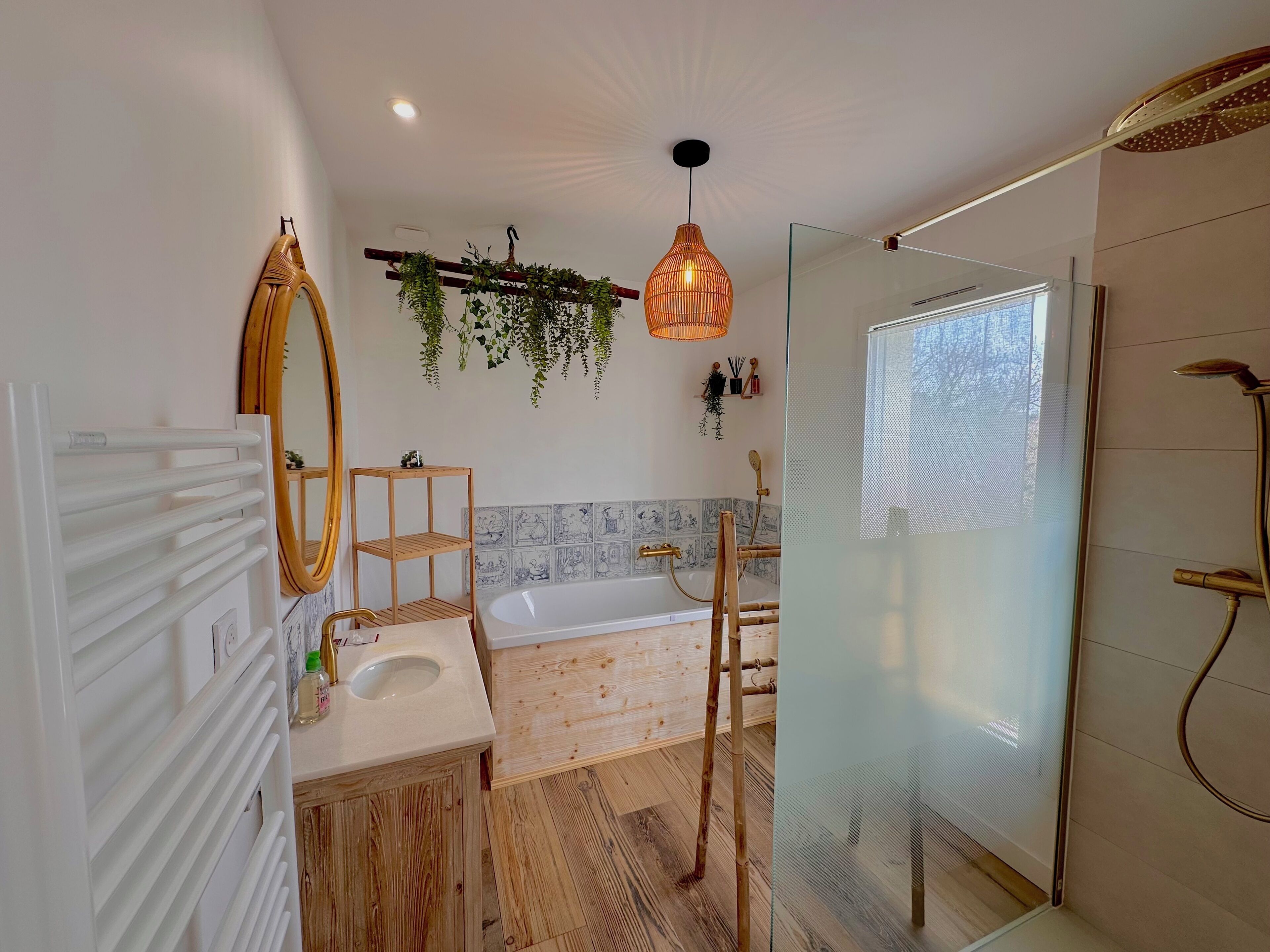 Une salle de bain moderne avec une baignoire, une douche et un meuble-lavabo en bois.