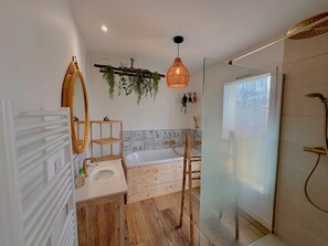 Shower, jetted bath, hair dryer, towels - 5* Luxury Villa with private heated pool - SPA Balneotherapy - Provence (Pierrevert)