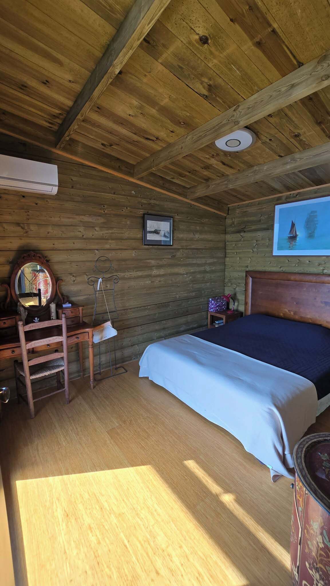 2 slaapkamers, een bureau, een strijkplank/strijkijzer, gratis wifi