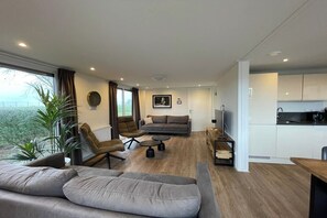 Smart TV - Villa with 5 bedrooms and 2 bathrooms (West-Graftdijk)