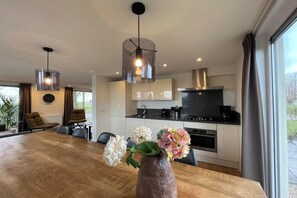 Fridge, microwave, stovetop, dishwasher - Villa with 5 bedrooms and 2 bathrooms (West-Graftdijk)