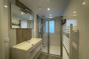 Shower - Villa with 5 bedrooms and 2 bathrooms (West-Graftdijk)